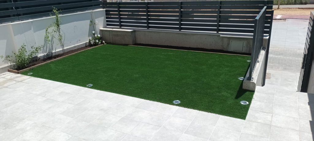Trabajo de césped artificial realizado por Limcesped en Sevilla