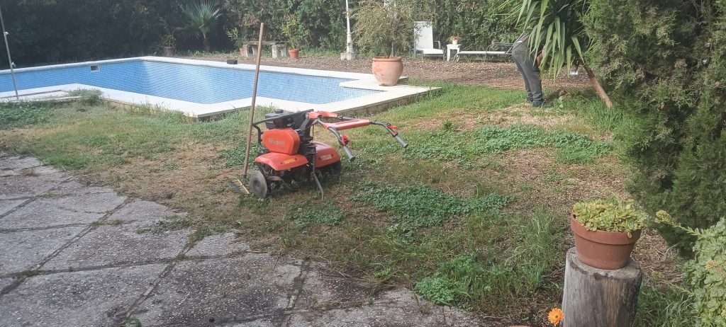 Preparacion del terreno junto a piscina antes de instalar cesped artificial - Limcesped Sevilla