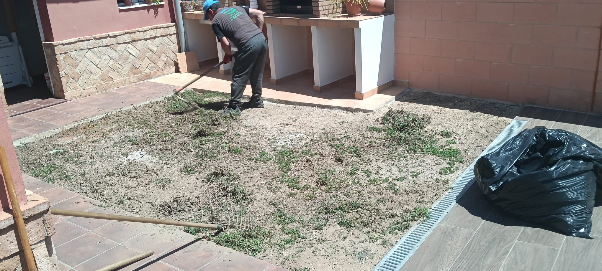 Técnico de Limcesped preparando el terreno para instalar césped artificial en Sevilla