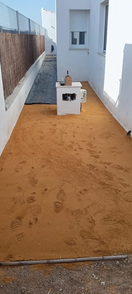 Preparación de la base de arena para instalar césped artificial - Limcesped Sevilla
