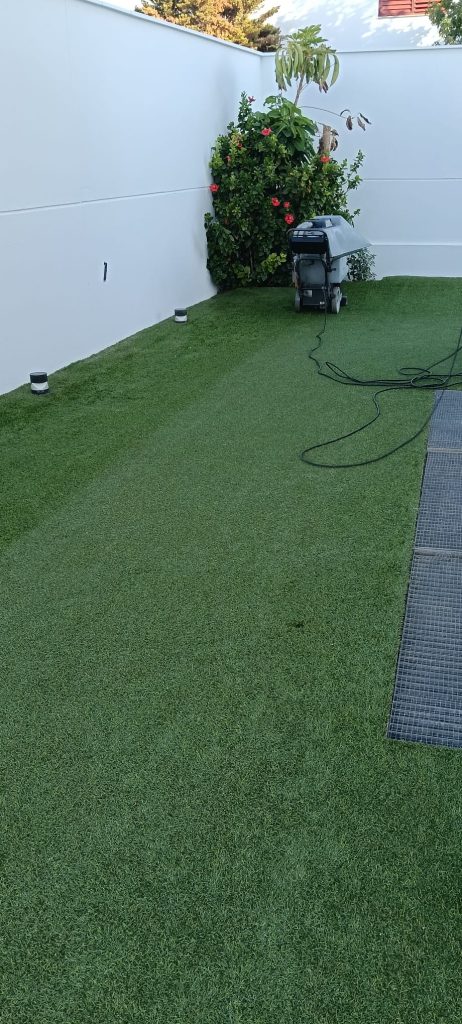 Limpieza profesional de césped artificial junto a jardín - Limcesped Sevilla