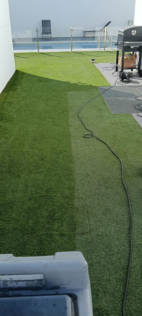 Limpieza y cepillado de césped artificial junto a piscina - Limcesped Sevilla