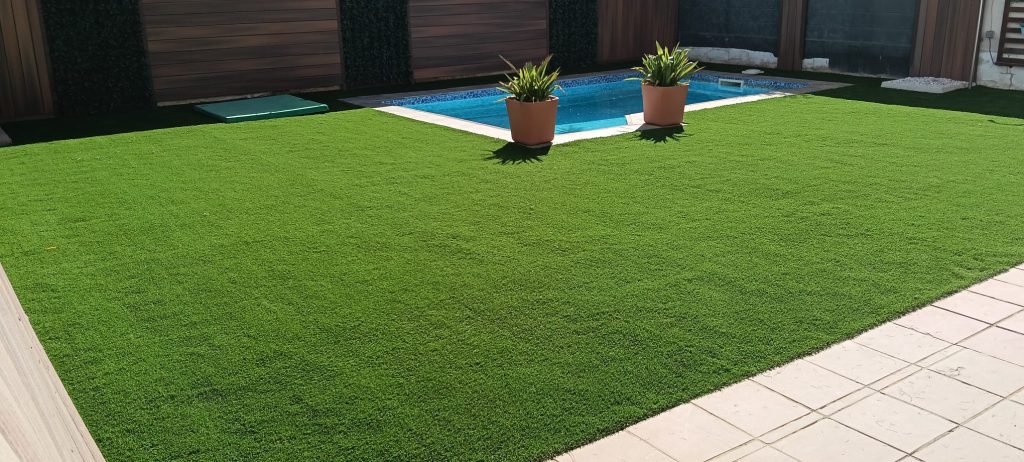 Césped artificial junto a piscina en una vivienda de Sevilla - Limcesped